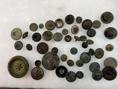 LARGE GROUP OF DUG WWI BUTTONS AND COLLAR INSIGNIAS WITH SOME INDIAN WAR BUTTONS