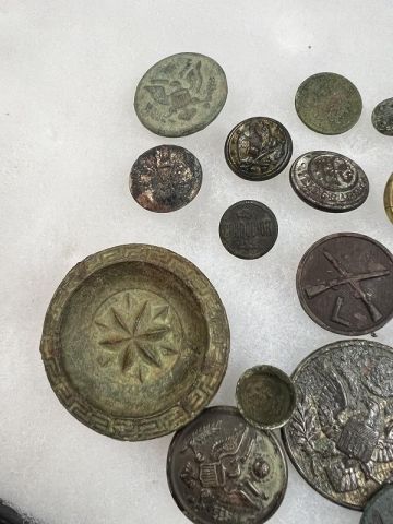 LARGE GROUP OF DUG WWI BUTTONS AND COLLAR INSIGNIAS WITH SOME INDIAN WAR BUTTONS