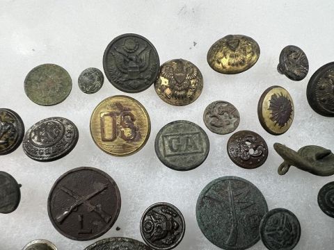 LARGE GROUP OF DUG WWI BUTTONS AND COLLAR INSIGNIAS WITH SOME INDIAN WAR BUTTONS