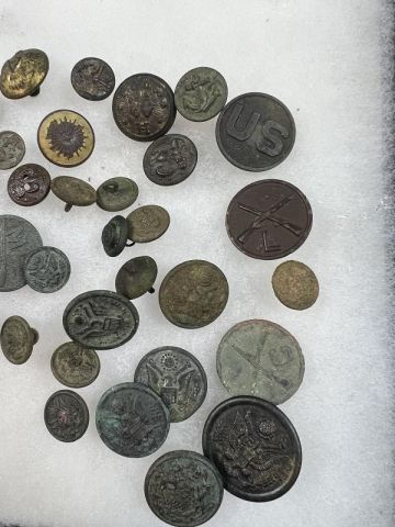 LARGE GROUP OF DUG WWI BUTTONS AND COLLAR INSIGNIAS WITH SOME INDIAN WAR BUTTONS