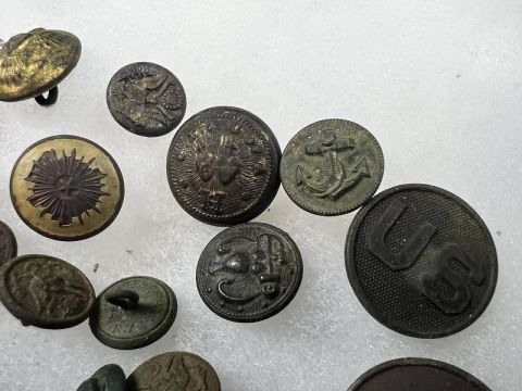 LARGE GROUP OF DUG WWI BUTTONS AND COLLAR INSIGNIAS WITH SOME INDIAN WAR BUTTONS
