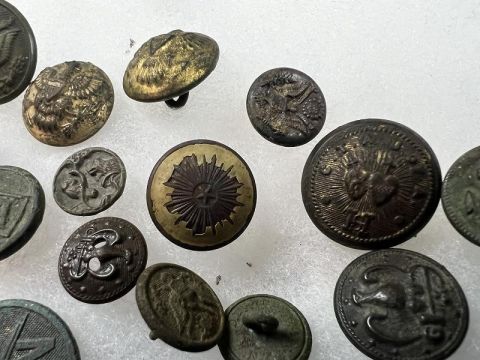 LARGE GROUP OF DUG WWI BUTTONS AND COLLAR INSIGNIAS WITH SOME INDIAN WAR BUTTONS