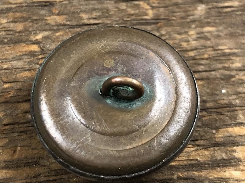 NON DUG CONFEDERATE LOCAL IRON FACE GEORGIA COAT BUTTON GA224