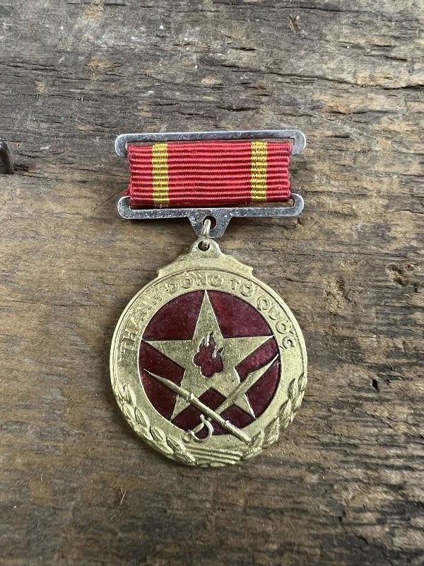 Viet Cong NLF North Vietnamese Army Medal Award THANH DONG TO QOUC
