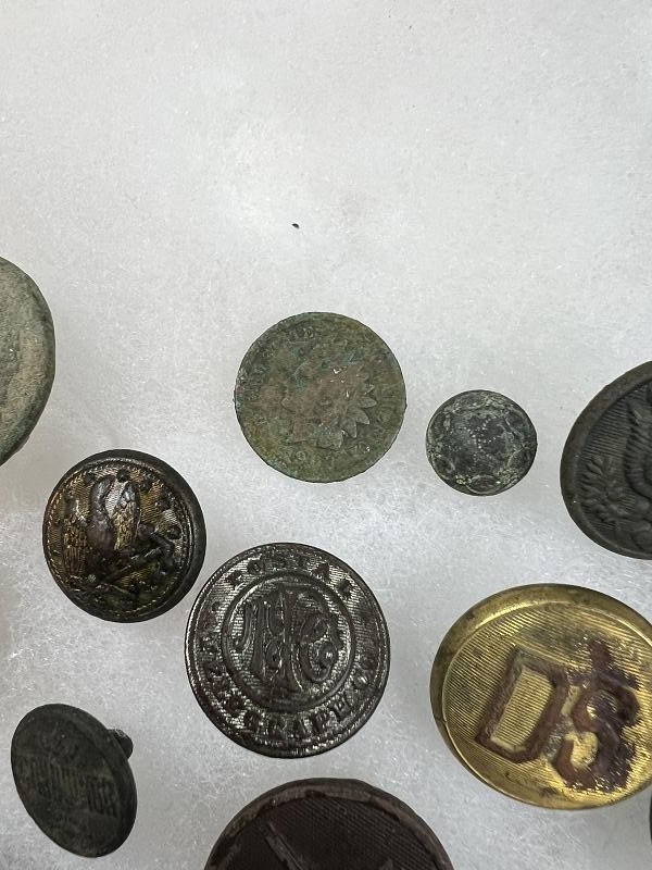 LARGE GROUP OF DUG WWI BUTTONS AND COLLAR INSIGNIAS WITH SOME INDIAN WAR BUTTONS