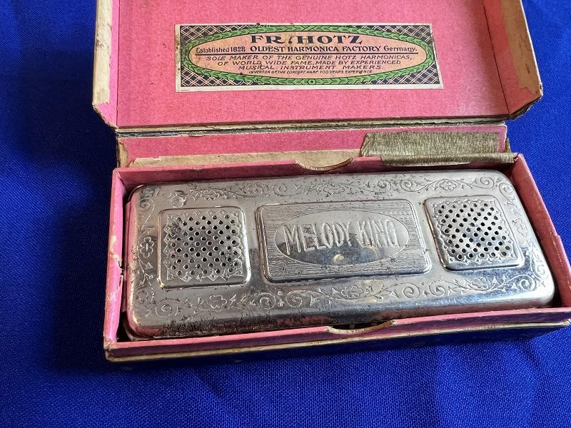 VINTAGE MELODY KING GENUINE HOTZ HARMONICA 60 REEDS. BY FR.HOTZ GERMANY. W/BOX