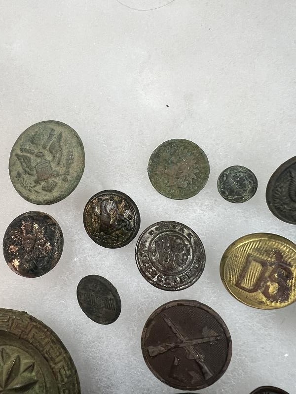 LARGE GROUP OF DUG WWI BUTTONS AND COLLAR INSIGNIAS WITH SOME INDIAN WAR BUTTONS