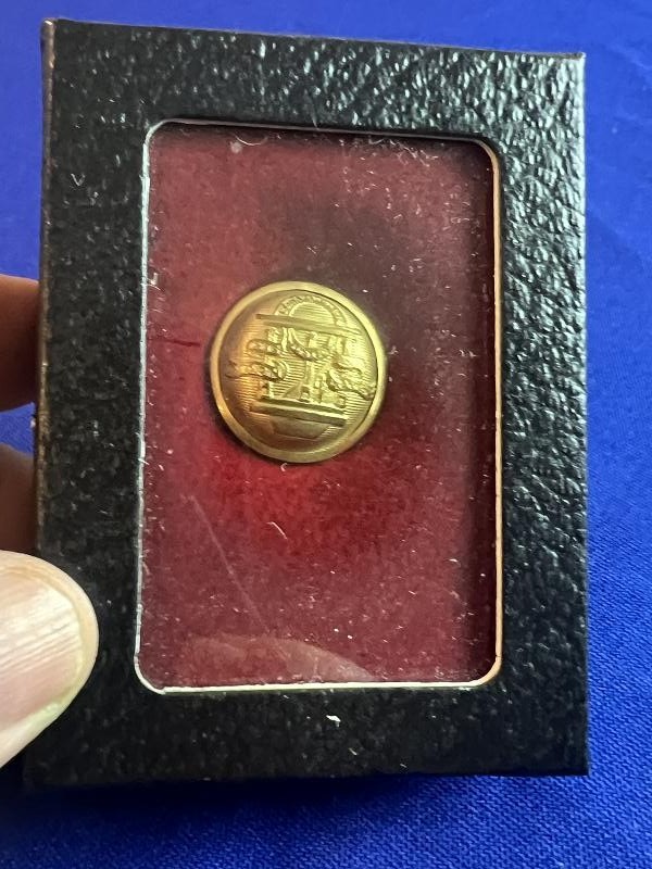 POST WAR VETERAN GEORGIA COAT BUTTON WITH RIKER CASE