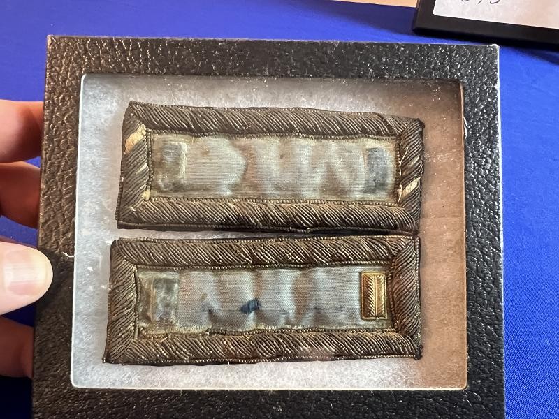 CIVIL WAR, FEDERAL LIEUTENANT’S PAIR OF INFANTRY SHOULDER STRAPS